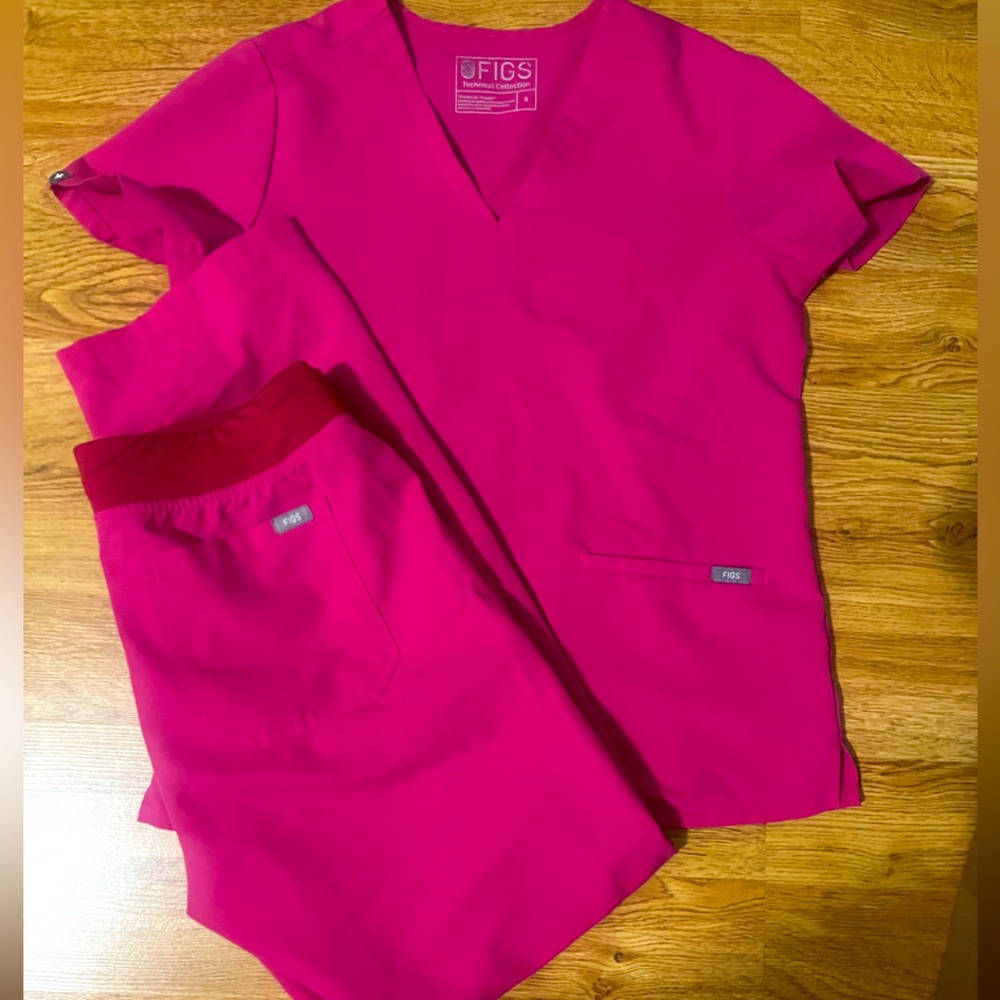 Figs scrubs- top size small. Livingston bottoms size medium.